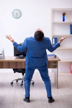 Ofiste çalışan genç bir erkek.