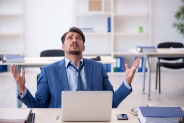 Ofiste çalışan genç bir erkek.