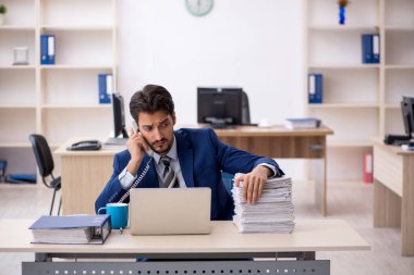 Ofiste çalışan genç bir erkek.