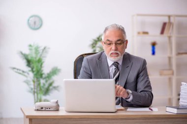 Eski erkek çalışanım ve ofiste çok işim var.