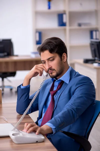 Young male employee working in the office — Stock Photo, Image