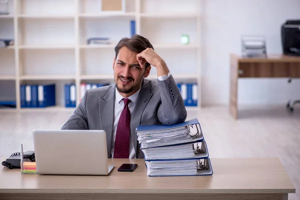 Jeune employé masculin travaillant au bureau — Photo