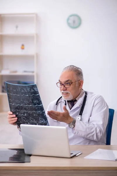 在医院工作的老年男性放射科医生 — 图库照片