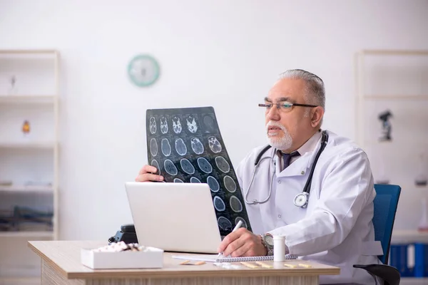 Vecchio medico radiologo maschile che lavora in ospedale — Foto Stock