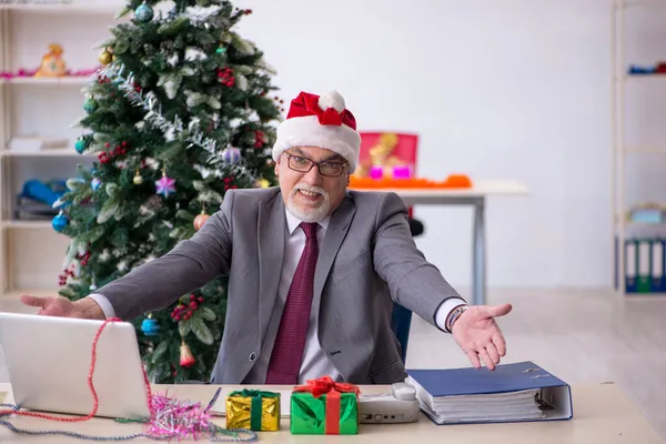 Aged male employee celebrating Christmas at workplace — Stock Photo, Image