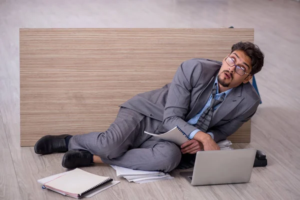 Junge männliche Angestellte macht Überstunden im Büro — Stockfoto