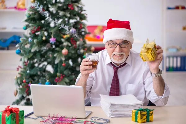 Empleado varón envejecido celebrando Navidad en el lugar de trabajo — Foto de Stock