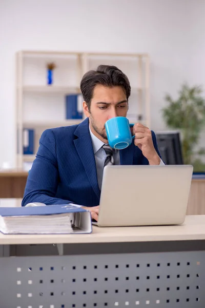 Jeune employé masculin buvant du café pendant la pause — Photo