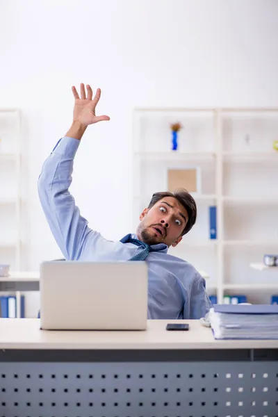 Junge männliche Angestellte im Büro — Stockfoto