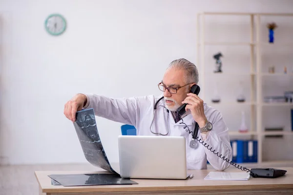 Oude mannelijke arts radioloog werkt in het ziekenhuis — Stockfoto