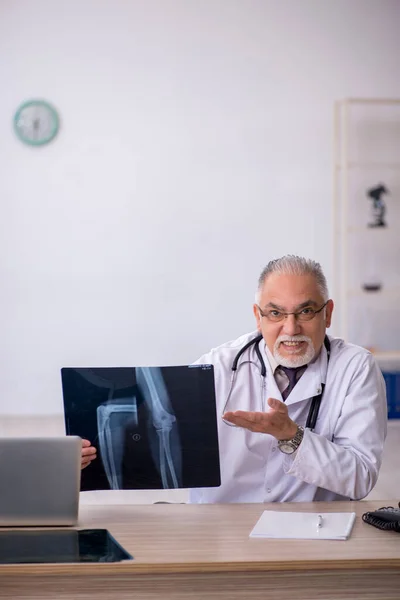 Viejo radiólogo médico que trabaja en el hospital — Foto de Stock