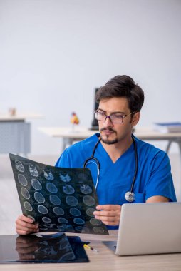 Klinikte çalışan genç bir erkek radyolog.