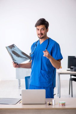 Klinikte çalışan genç bir erkek radyolog.