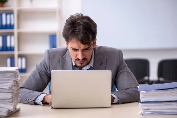 Jovem empresário empregado e muito trabalho no escritório — Fotografia de Stock