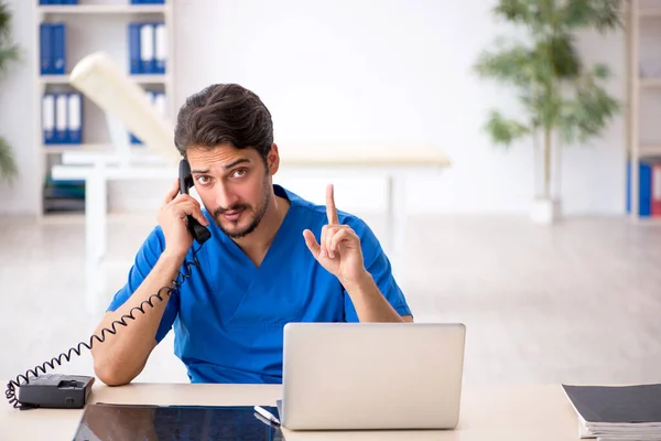 Giovane medico di sesso maschile nel concetto di telemedicina — Foto Stock