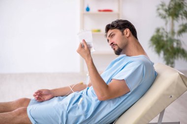 Kan nakli konseptinde genç bir erkek hasta.