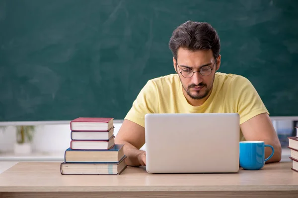 Jovem estudante se preparando para exames em sala de aula — Fotografia de Stock