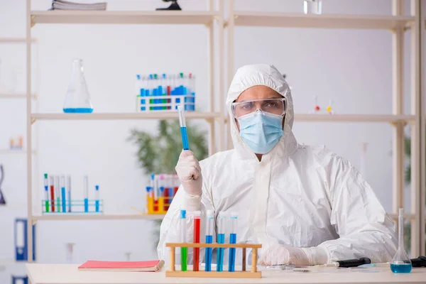 大流行病期间在实验室工作的年轻男性化学家 — 图库照片