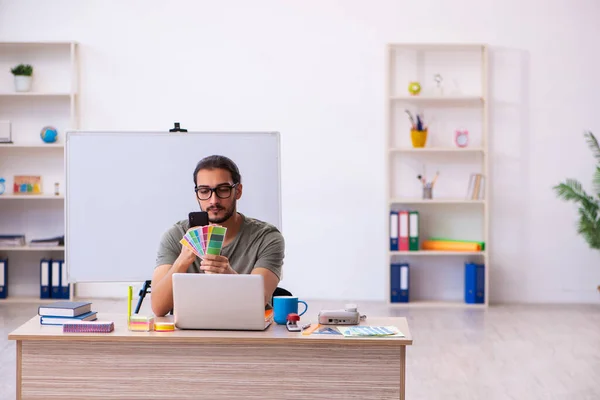 Joven diseñador masculino trabajando en la oficina — Foto de Stock