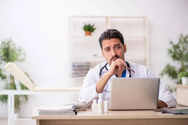 Giovane medico di sesso maschile nel concetto di telemedicina — Foto Stock