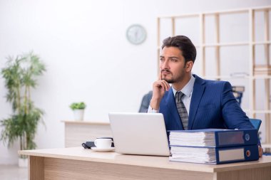 Ofiste çalışan yakışıklı bir genç.