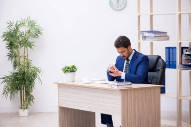 Ofiste çalışan yakışıklı bir genç.