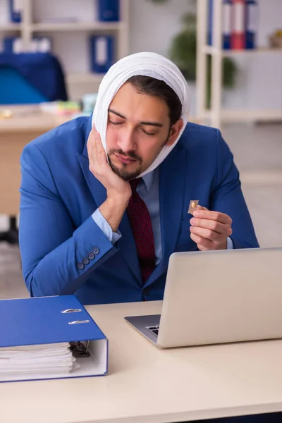 Jonge mannelijke werknemer met kiespijn op het werk — Stockfoto