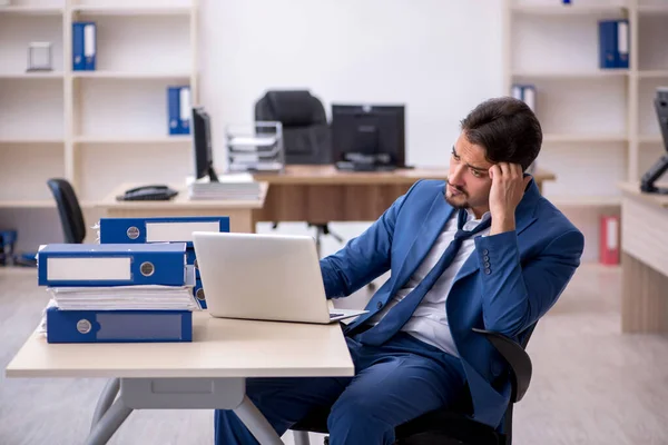 Empleado joven empresario infeliz con el trabajo excesivo en el de —  Fotos de Stock