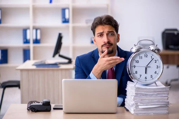 Jeune homme d'affaires employé et trop de travail au bureau — Photo