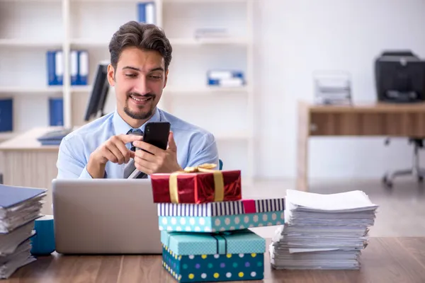 Jeune employé masculin célébrant son anniversaire sur le lieu de travail — Photo