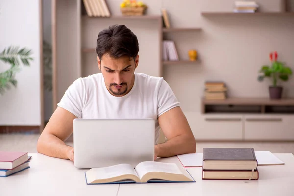 Junge männliche Studenten lernen während Pandemie zu Hause — Stockfoto