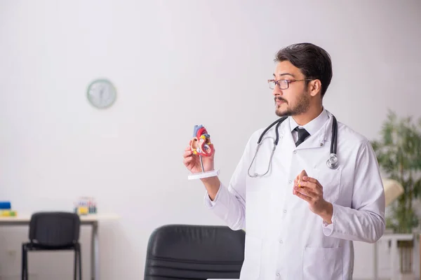 Klinikte çalışan genç bir erkek kardiyolog. — Stok fotoğraf