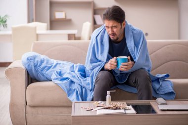 Genç adam kendini kötü hissediyor.