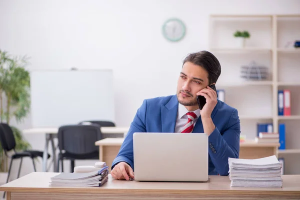 Jonge aantrekkelijke werknemer werkzaam in het kantoor — Stockfoto