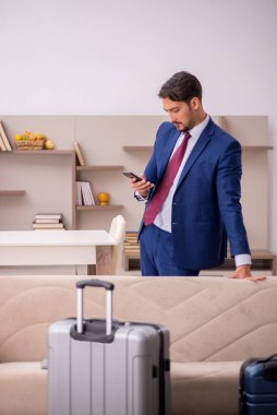 Genç işadamı eve gitmeye hazırlanıyor.