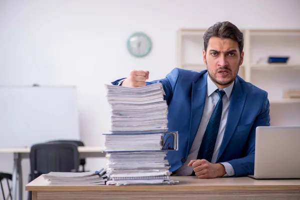 Jeune homme d'affaires employé et trop de travail au bureau — Photo