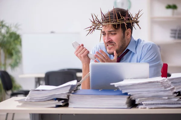 Joven empleado masculino con corona espinosa en la cabeza —  Fotos de Stock