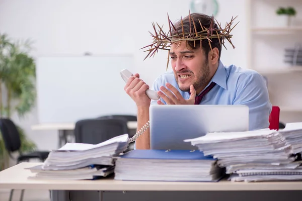 Junge männliche Angestellte trägt stacheligen Kranz auf dem Kopf — Stockfoto