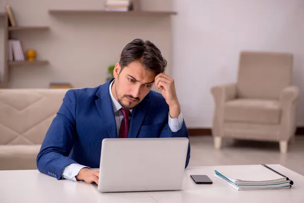 Ung affärsman som arbetar hemifrån — Stockfoto