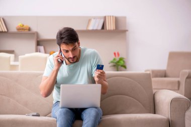 E-ticaret konseptinde serbest çalışan genç bir erkek.