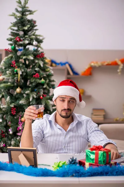 Giovane uomo che celebra il Natale a casa da solo — Foto Stock
