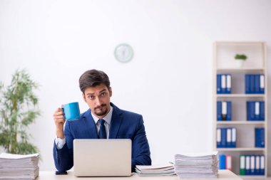 Molada kahve içen genç bir erkek.