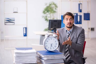 Zaman yönetimi konseptinde genç işadamı