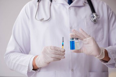 Aşı konseptinde genç bir erkek doktor.