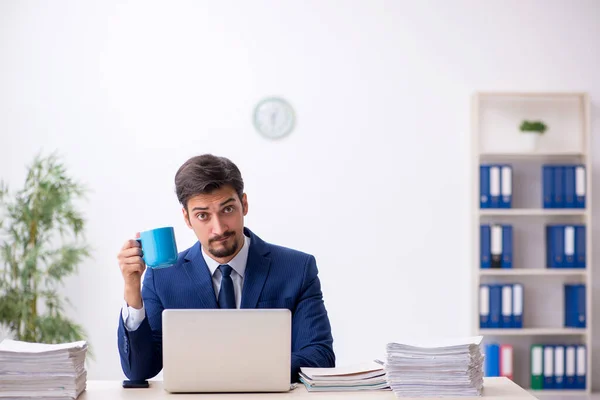 Ung manlig anställd dricker kaffe under rasten — Stockfoto