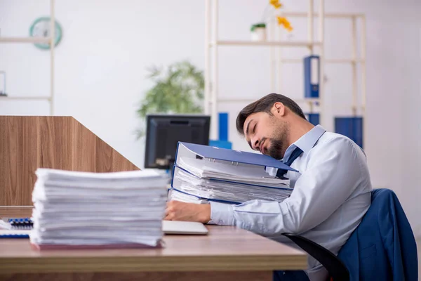 Jeune homme d'affaires employé travaillant dans le bureau — Photo