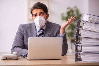 Salgın sırasında iş yerinde çalışan genç erkek çalışanlar