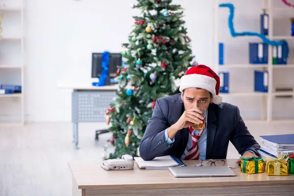 Νεαρός υπάλληλος γιορτάζει τα Χριστούγεννα στο χώρο εργασίας — Φωτογραφία Αρχείου
