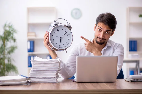 Joven empleado masculino en concepto de gestión del tiempo — Foto de Stock