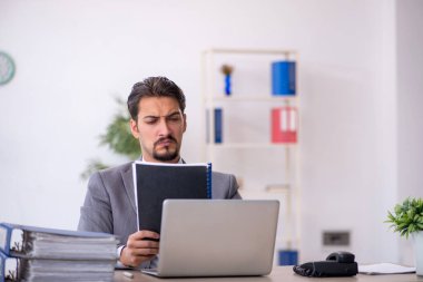 Ofiste çalışan genç bir erkek.